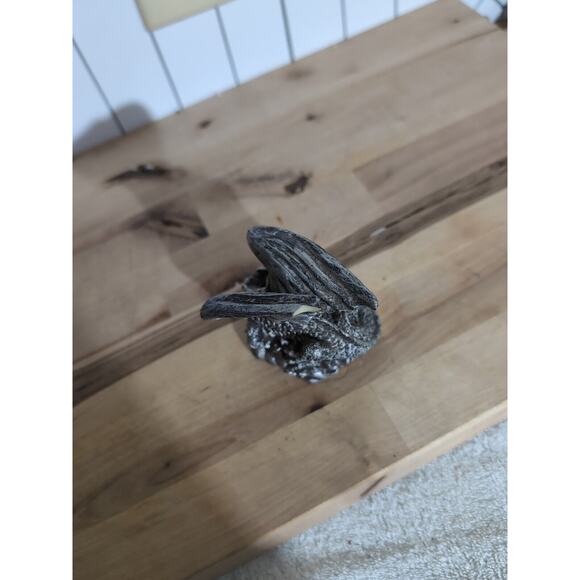 Winged Dragon Sitting On Crystals Statue, Figurine Game Piece, Fantasy Art, Flaw - Picture 6 of 7